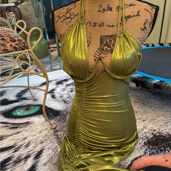 Chic Backless Gold Ruched Dress - Picture 4 of 8